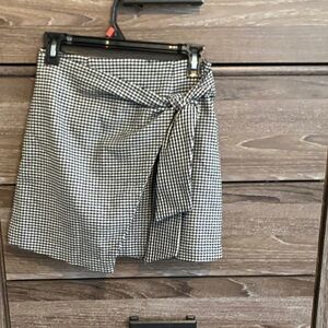 Aritzia Women's wool Black & White Houndstooth Wrap Skirt